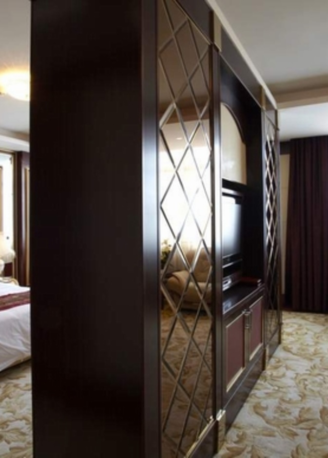 غرفو نوم واسعة ومنقسمة لجزئين بدولاب كبير