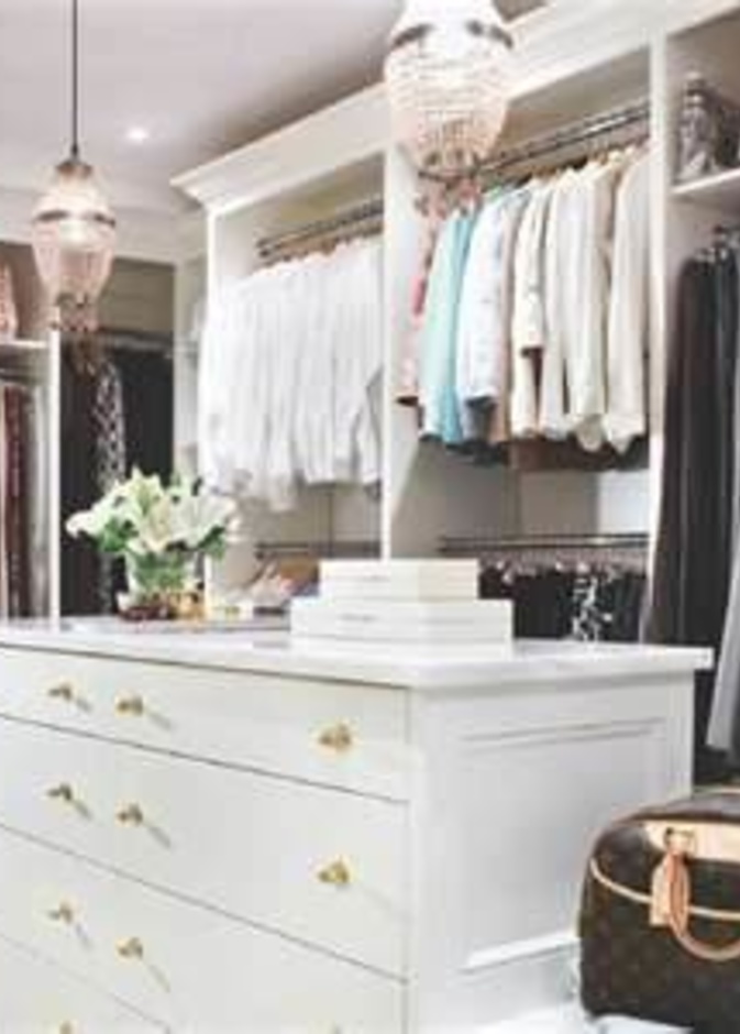 كونسول أنيقًا بأدراج متعددة