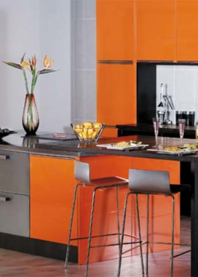 مطبخ باللون البرتقالي والرمادي