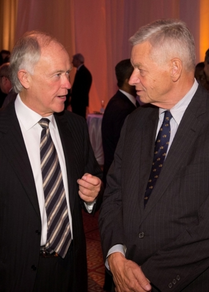 تيم كلارك يتحدث إلى ممثل الحكومة الأميركية توم بيتري