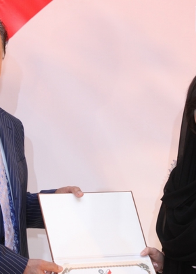 الشيخة مريم بنت محمد بن راشد آل مكتوم أثناء تسلمها التكريم بالانابة عن االشاعرة "غياهيب"