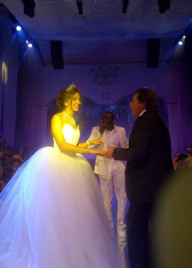 آكون يغني للعريسين