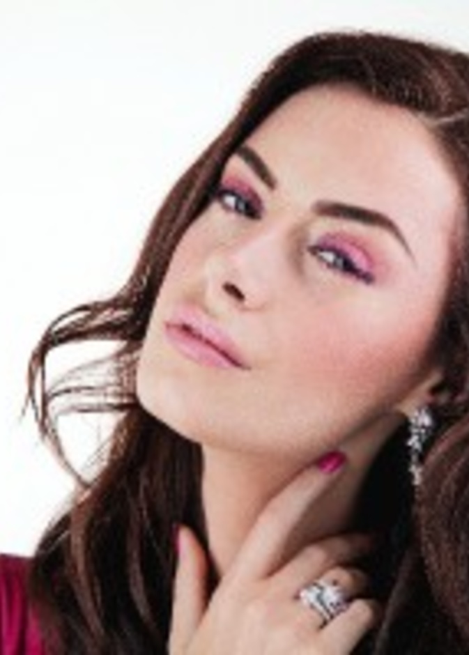 إطلالة مرحة باللون الزهري