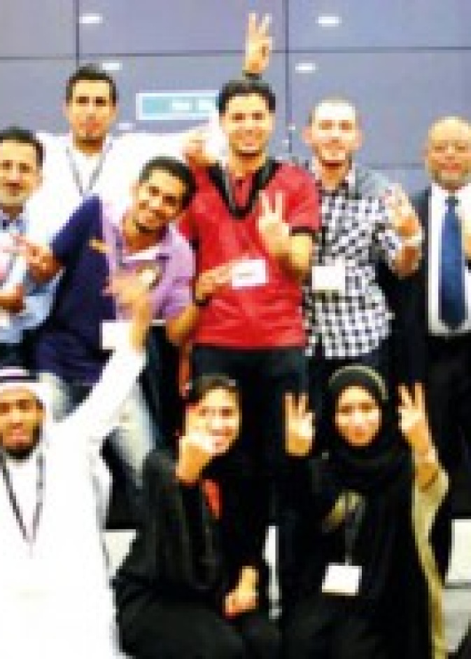  الطلاب السعوديون يمثلون علامة النصر بعد انتهاء المسابقة
