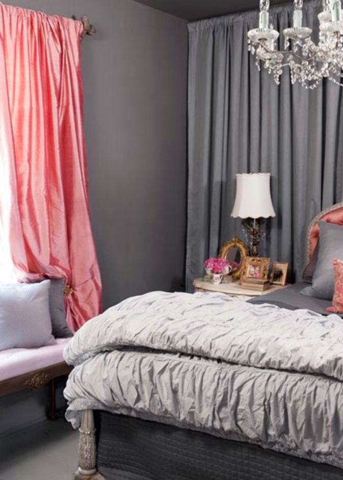 غرفة نوم رمادية والسرير بلوح أمامي مبطن بإحدى درجات الوردي