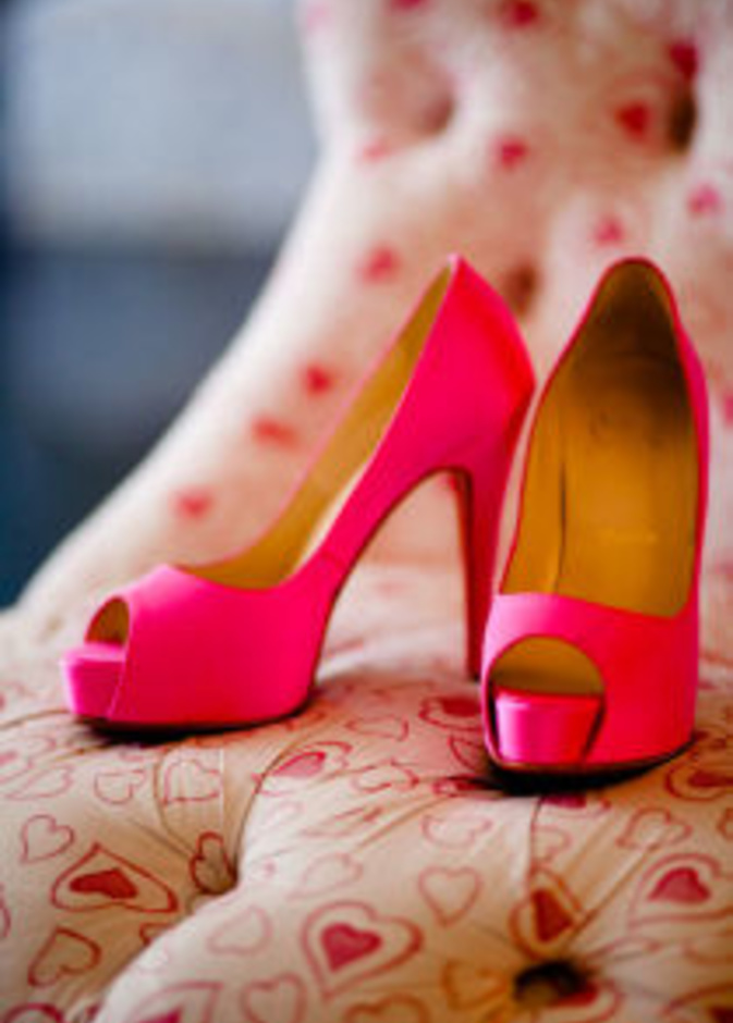 حذاء باللون الفوشيا