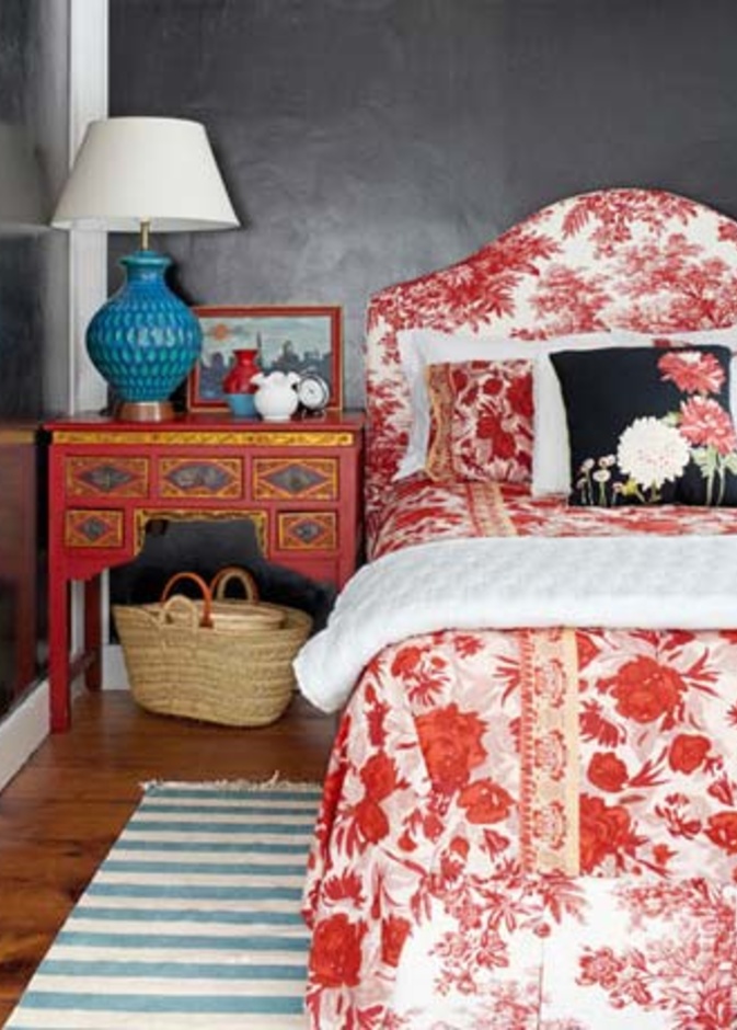 غرفة نوم ريفية بديكورات بسيطو باللون الأسود مع طلاء خلف السرير باللون الأسود