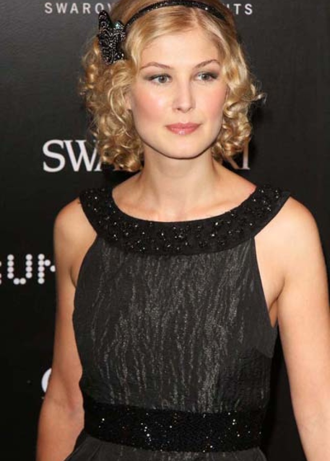 روزاموند بايك في تسريحة مجعّدة