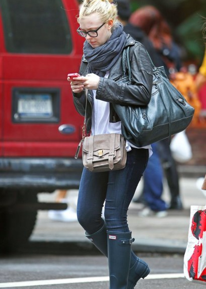 داكوتا فانينغ ترتدي HUNTER Boots
