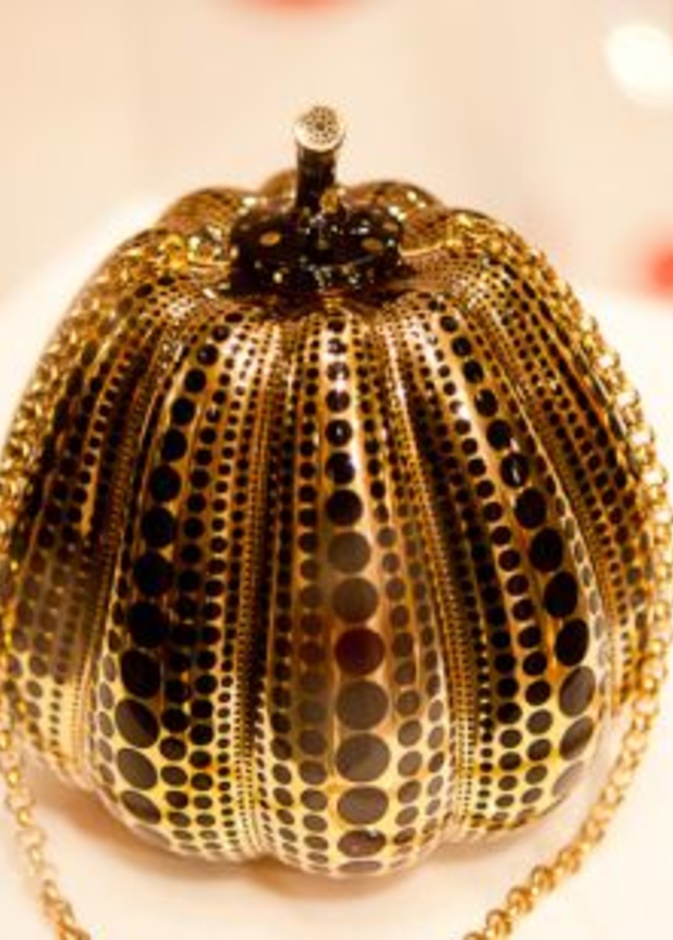 Louis Vuitton Pumpkin Minaudiere $حقيبة يد بـ 133,430