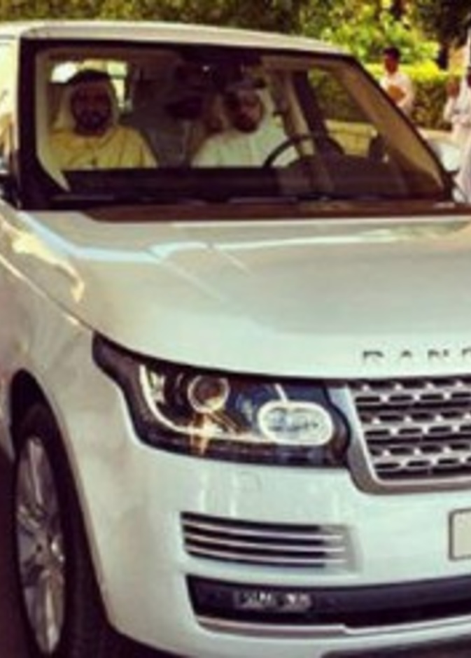  الشيخ محمّد داخل سيارته الجديدة RANGE ROVER 2013