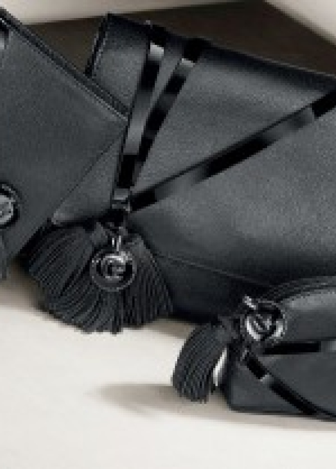 محافظ جلدية راقية من Gc