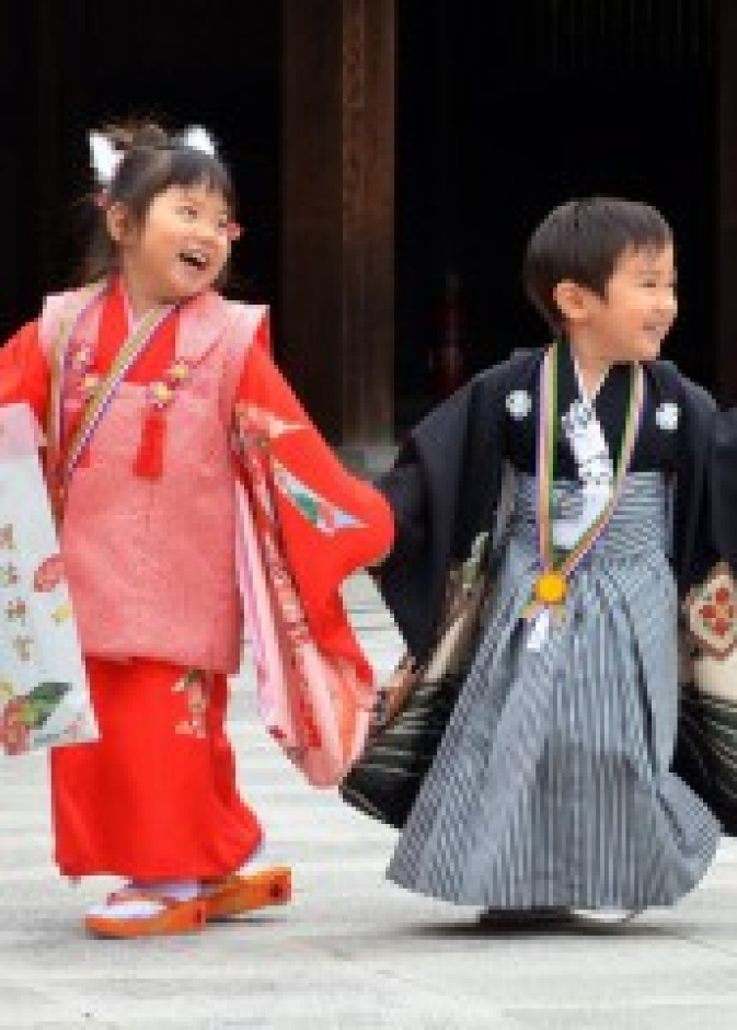 طفلان بالزي التقليدي الياباني