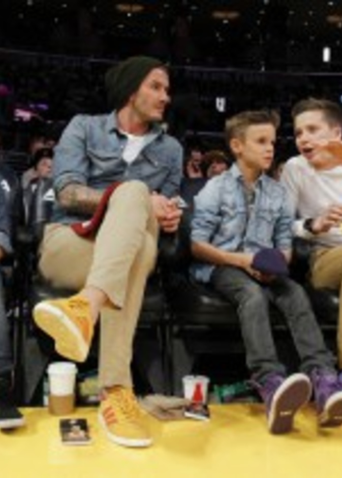 ديفيد بيكهام وأولاده يشاهدون مبارة  أن بي آي   في لوس أنجلس