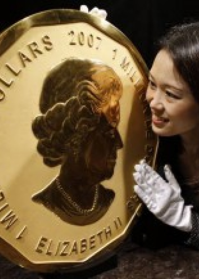 طوكيو: عرض قطعة ذهبية تحمل صورة الملكة إليزابيث