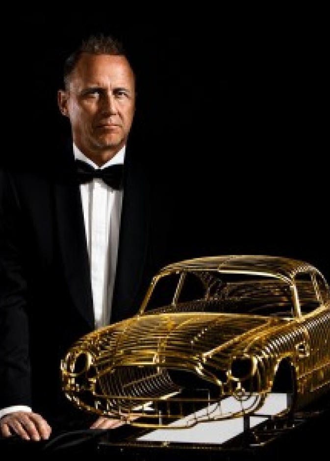  الفنان السويسري دانتي مع إحدى مجسماته الثمينة