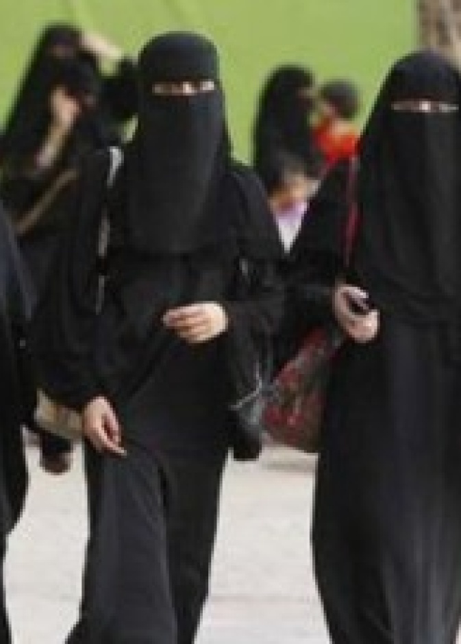 أستاذة جامعية بالرياض تمتهن مهنة  خاطبة  لتزوّج طالباتها