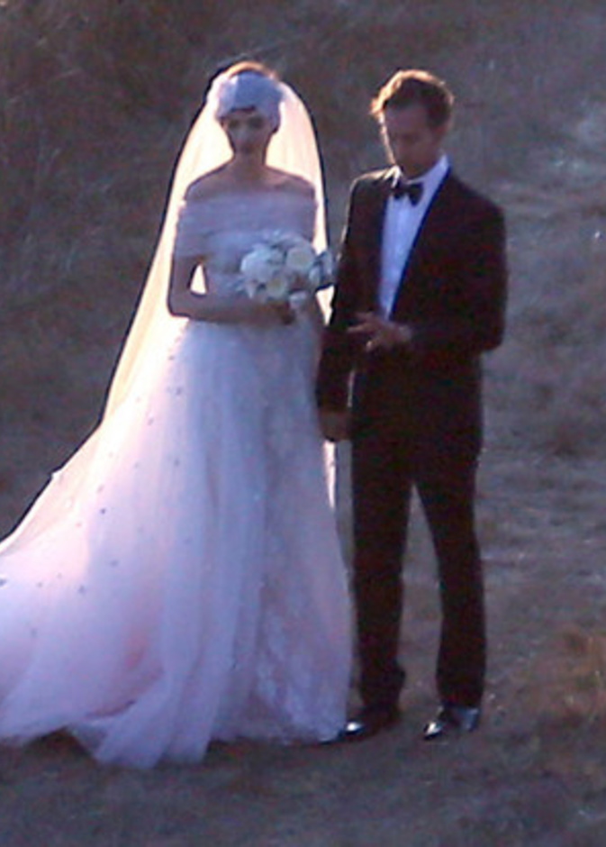 من حفل زواج النجمة آن هاثاواي ومصمم المجوهرات آدم شولمان