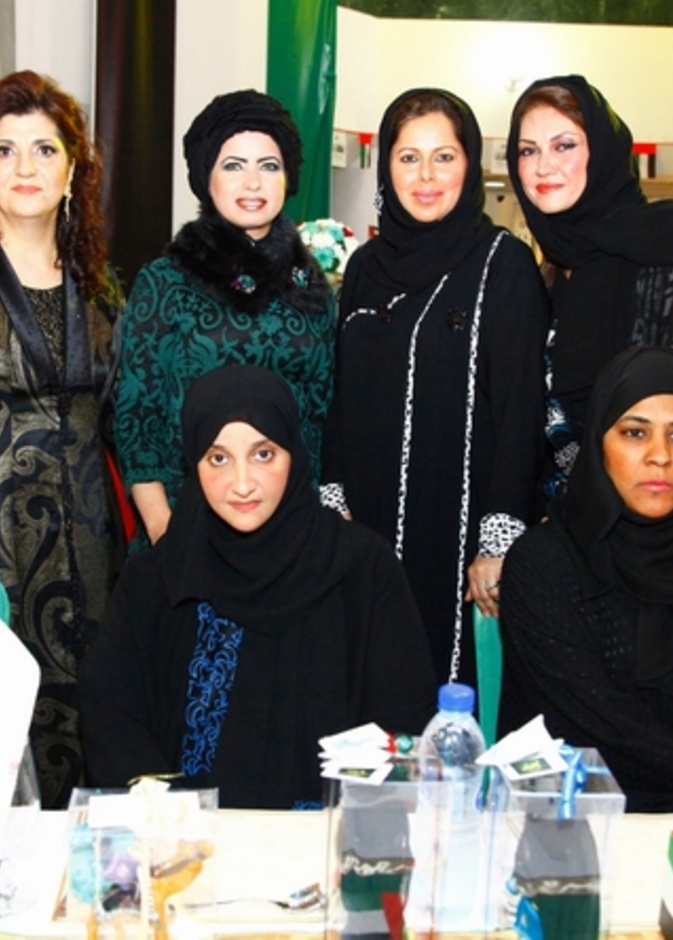 الشيخة شمسة بنت حشر آل مكتوم وعبد العزيز المازم مدير أول قسم تأسيس وتطوير الأعمال في مؤسسة محمد بن راشد لتنمية المشاريع الصغيرة والمتوسطة، ونجود، ومن اليمين وقوفاً : حرم قنصل عام فلسطين وسحر المدني حرم القنصل العام السعودي وفريدة اجمل والمصممة الكويتية منتهى العجيل ومها الحركة.