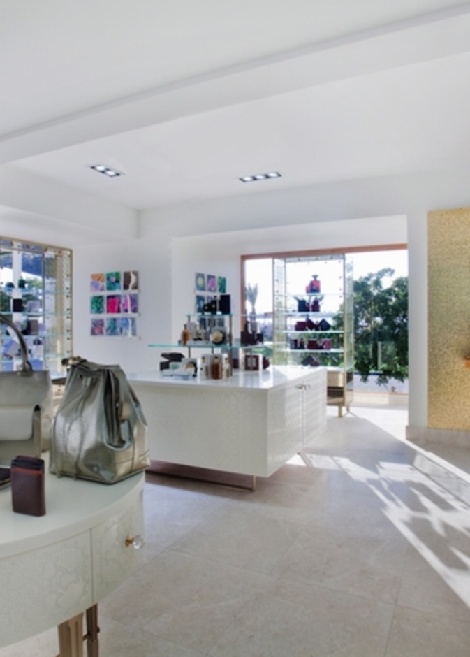 مصنع ومركز زوار دار أمواج AMOUAGE في مسقط