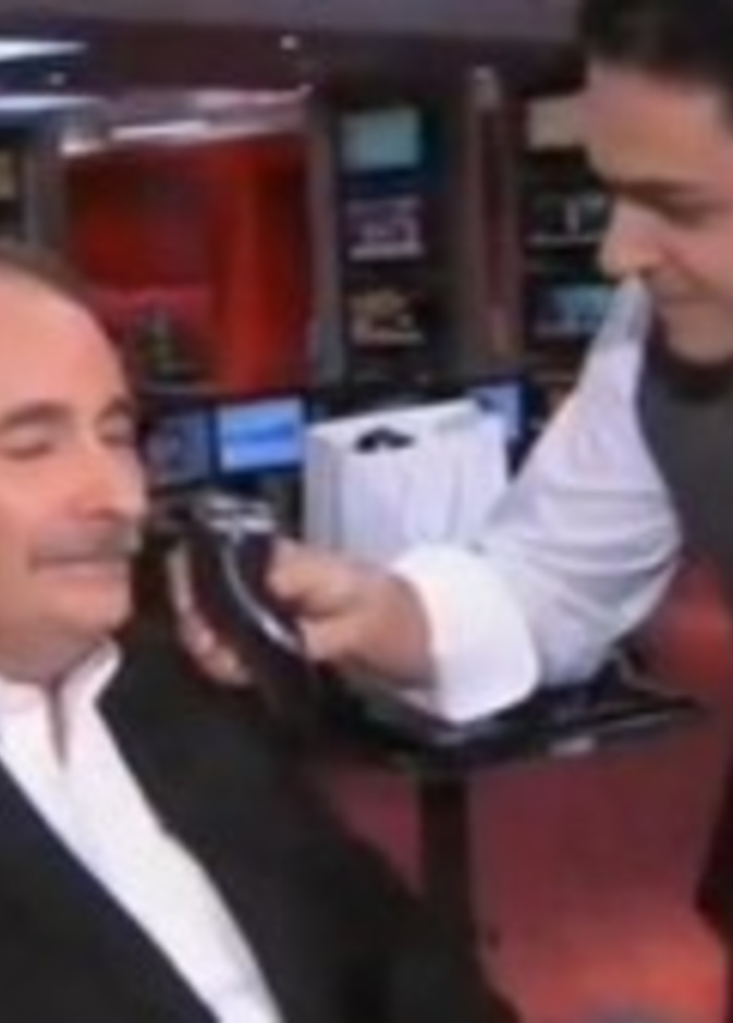  ديفيد أكسيلورد يحلق شاربه على الهواء