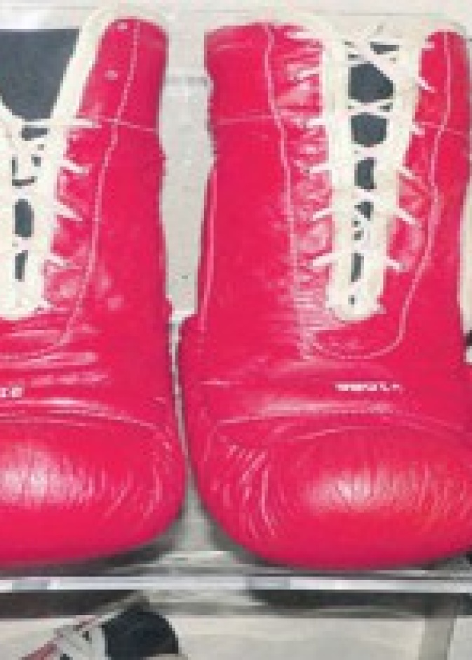 قفازات محمد علي كلاي بــ 800 ألف دولار