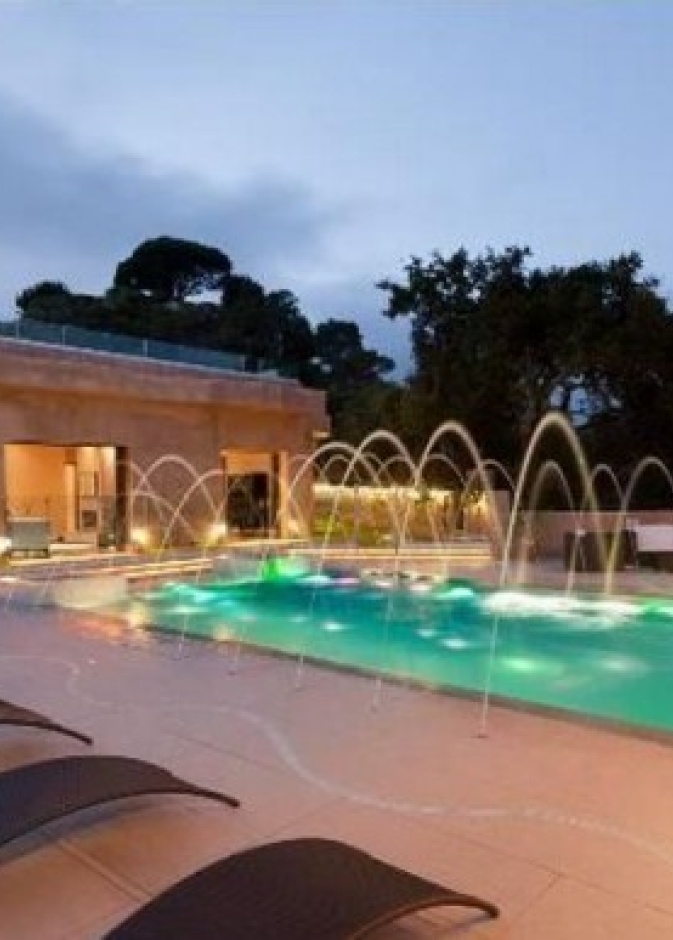 حمام السباحة من الخلف