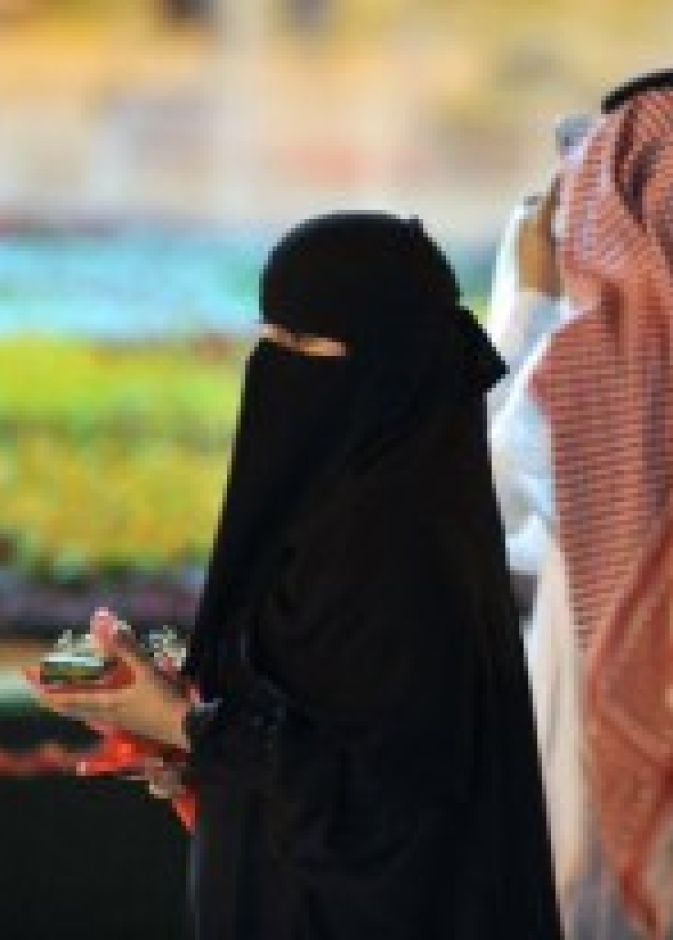 سعودية تهدي زوجها عروسا وسيارة فارهة