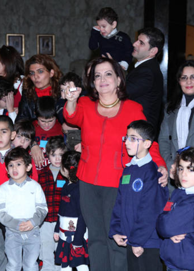 وفاء ميشال سليمان بصورة جماعية مع الأطفال