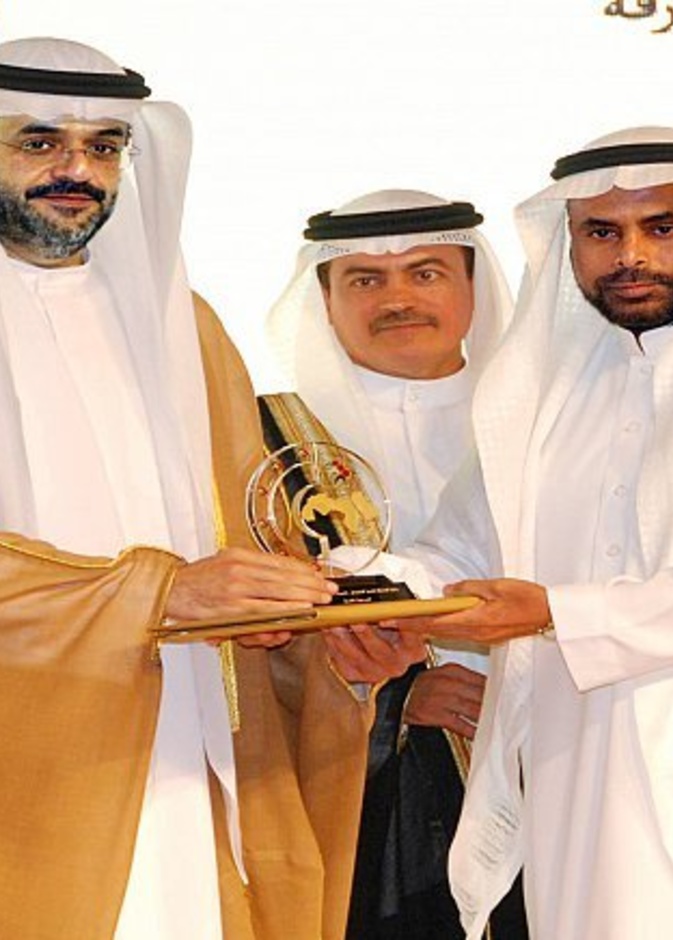  الشيخ القاسمي يتسلم جائزة أسرتي