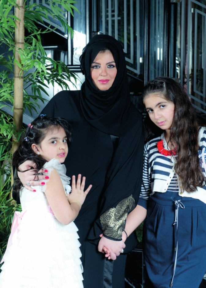 سيدة الأعمال السعودية شروق سليمان مع بناتها