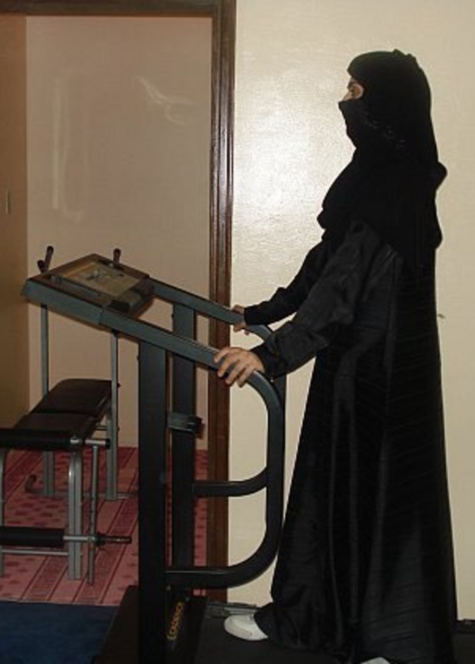 سيدة تمارس الرياضة في منزلها