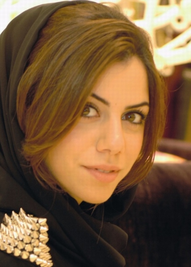 مصممة الأزياء منى .عبد الكريم