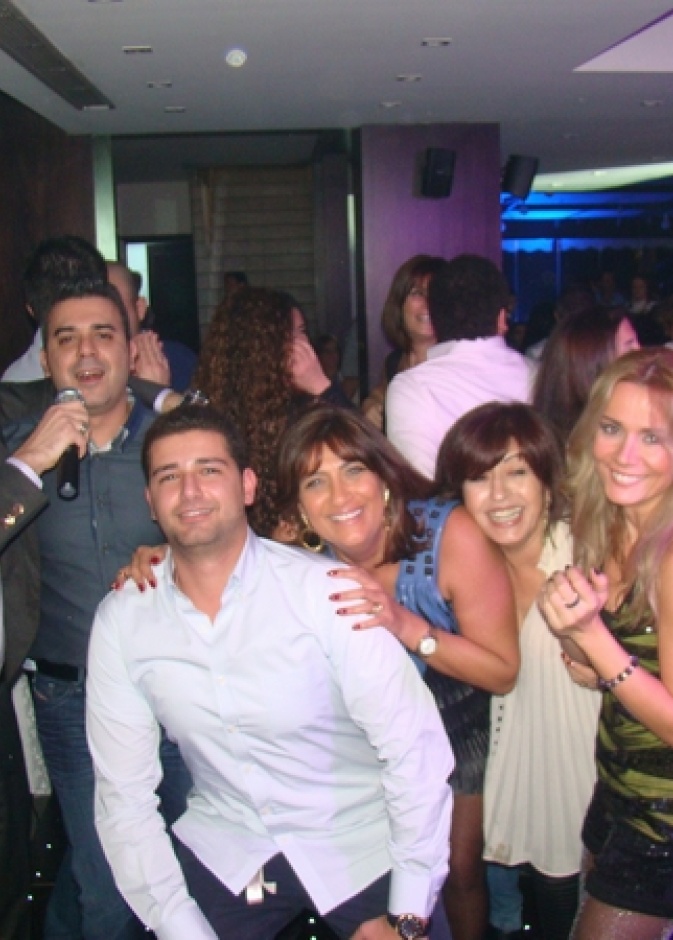 يغني مع المخرج ايلي ابي عاد في Qube