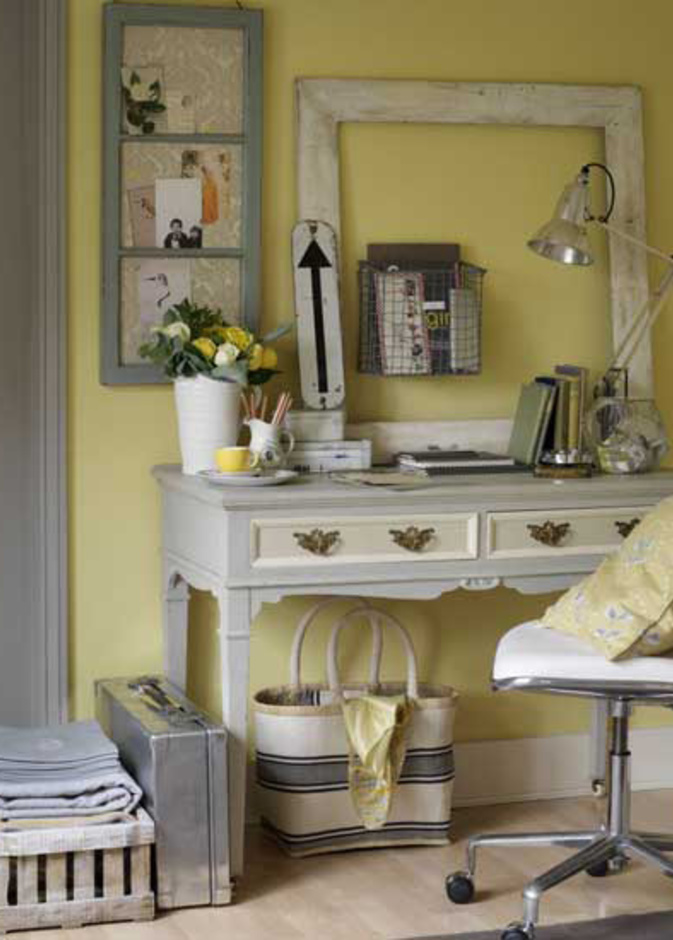 مكتب صغير كلاسيكي للمرأة الكلاسيكية