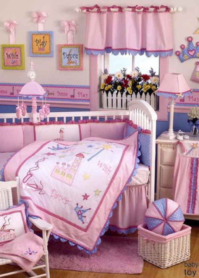 غرفة طفل رقيقة باللونين الروز والموف