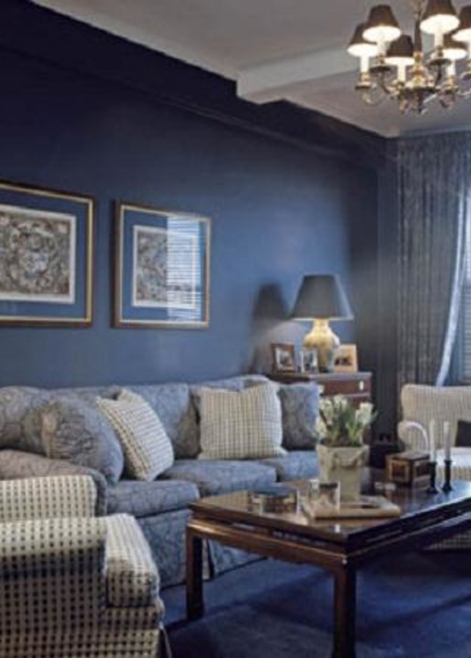 غرفة معيشة باللون البترولي