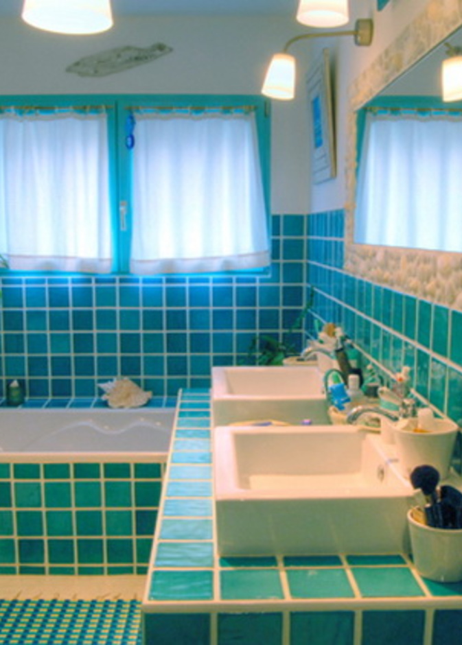 حمام تقليدي ممزوج باللونين الأزرق والفيروزي