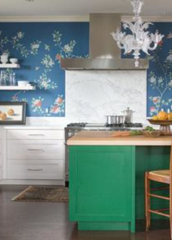 مطبخ تلقيدي بالأبيض والأخضر وورق حائط أزرق