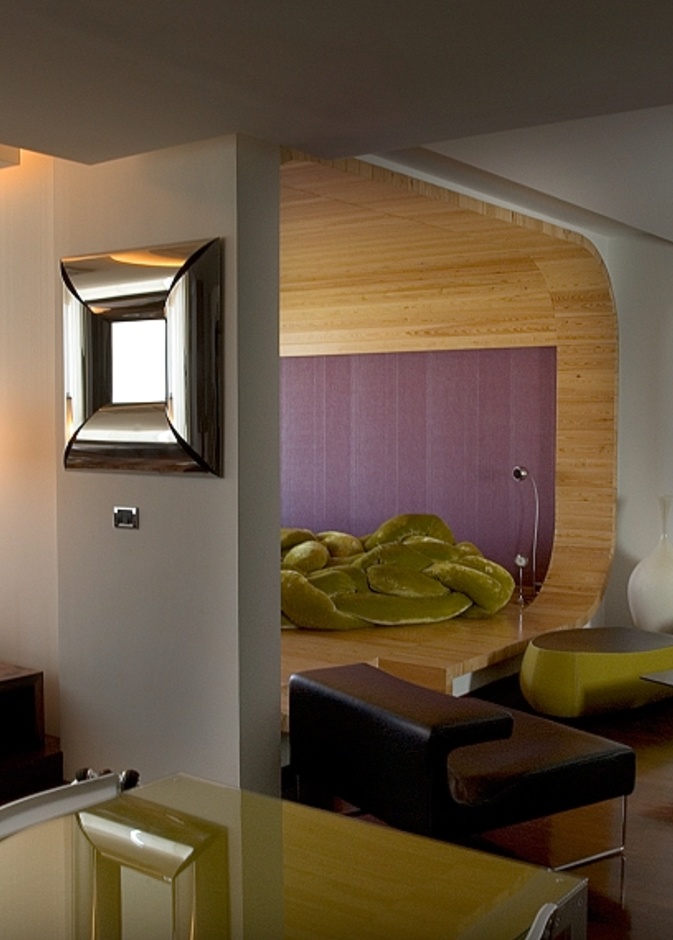 غرفة معيشة مفتوحة على غرفة طعام