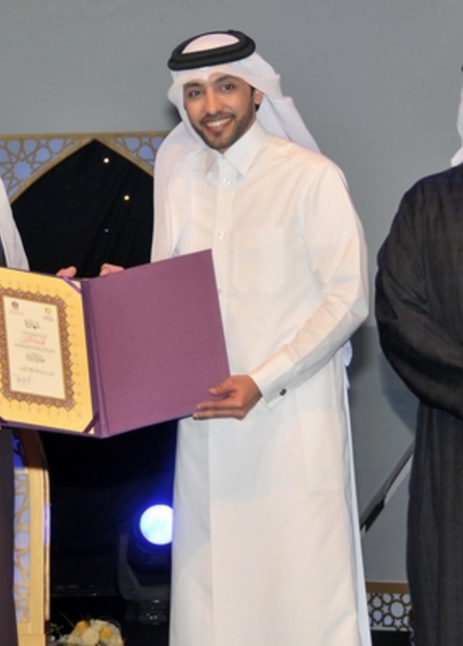 أثناء التكريم والشيخ عبد الله بن زايد ووزير الثقافة الإماراتي