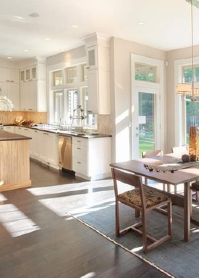 مطبخ وغرفة طعام بإضاءة كلاسيكية