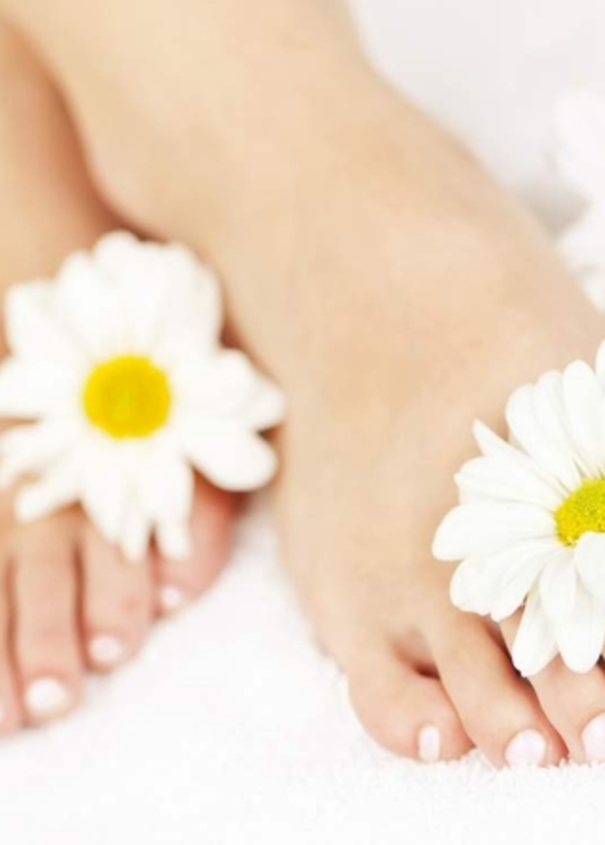خطوات طلاء أظافر القدمين