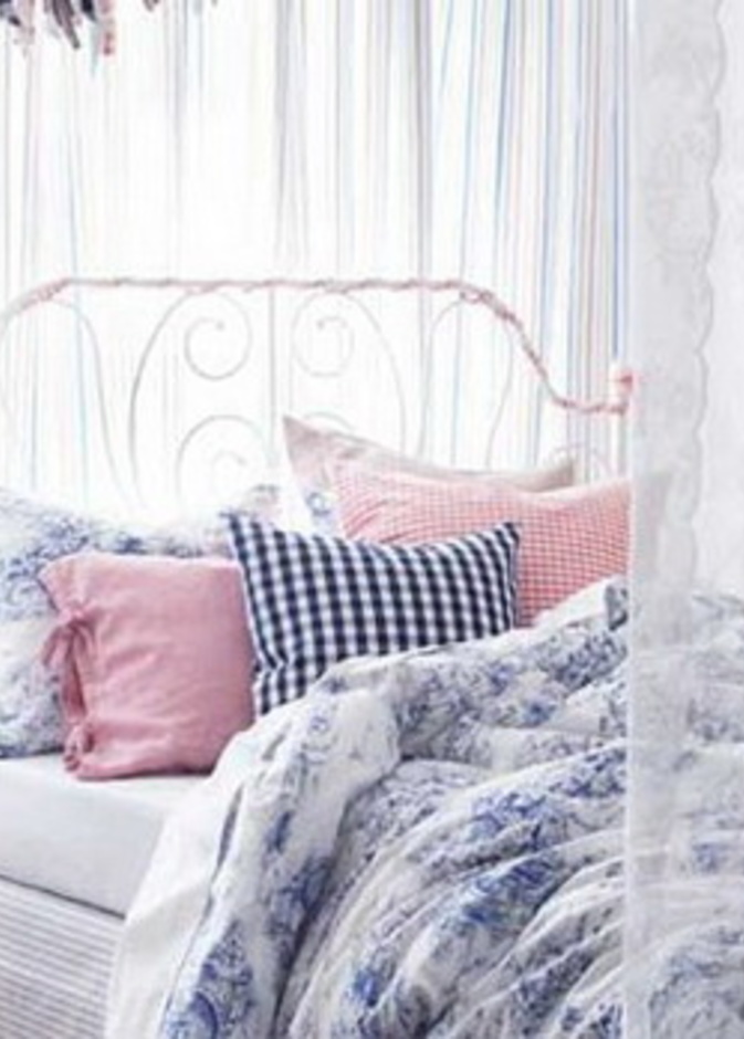 غرفة نوم منعشة للفتيات باللأبيض ووسائد روز وسماوي