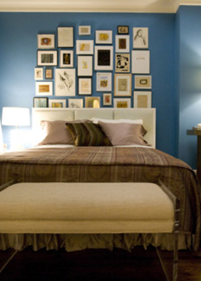 إذا كنتي من محبي الصور يمكنك عمل معرض جميل خلف السرير