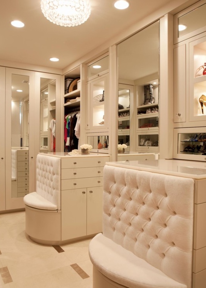 خزانة ملابس باللون الأوف وايت