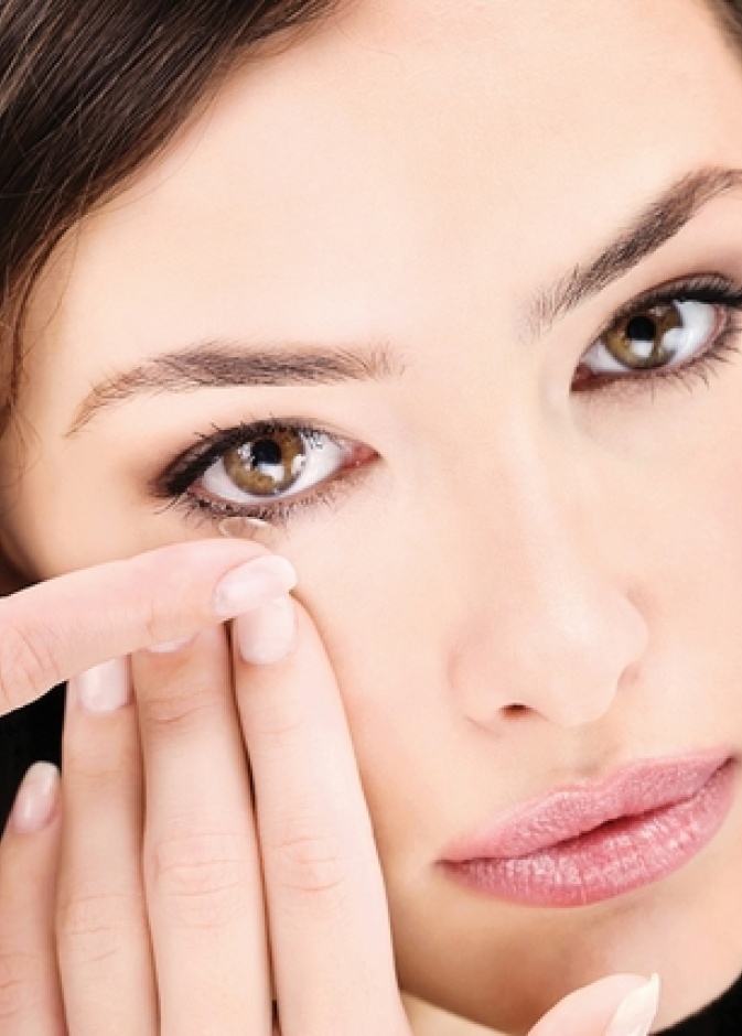 إليك أيتها العروس شروط استعمال العدسات اللاصقة