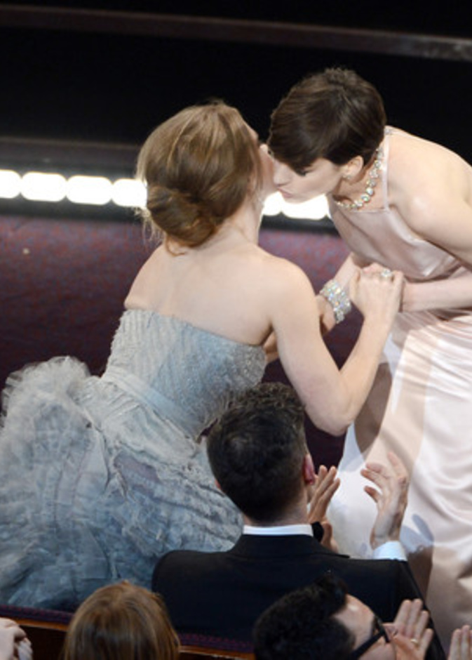 قبلة Anne Hathawayو Amy Adams