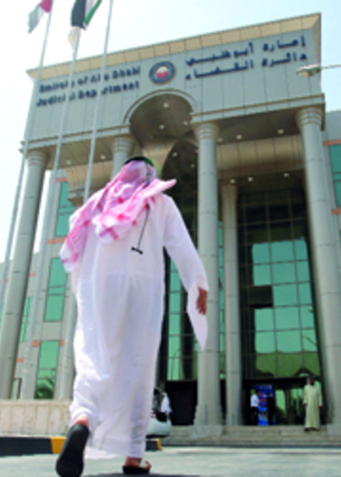الامارات: سجن وافد تبادل رسائل عاطفية مع قاصر منتحرة