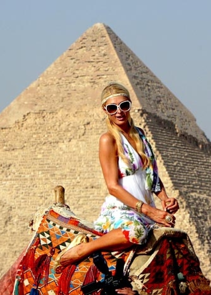 Paris Hilton وهي بالقاهرة عند الاهرامات